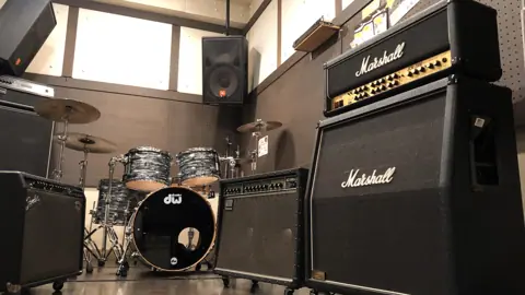 PADstudio（パッドスタジオ）：ドラムとマーシャルアンプのあるスタジオ室内