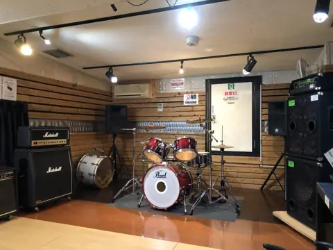 パンキースタジオ:ドラムとアンプのあるスタジオ
