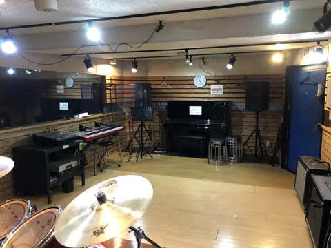 パンキースタジオ:ドラムとピアノのあるスタジオ