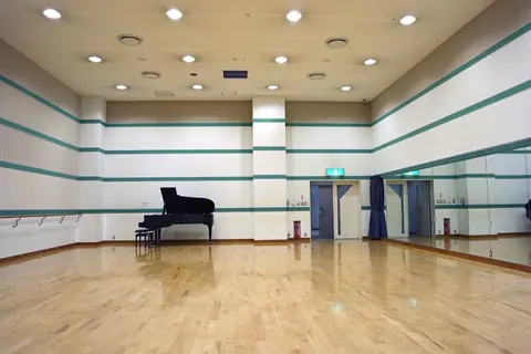 パピオビールーム(福岡市千代音楽・演劇練習場)(グランドピアノと鏡のある音楽室)