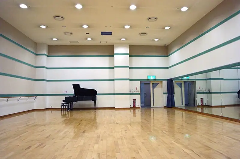 パピオビールーム(福岡市千代音楽・演劇練習場)(グランドピアノと鏡のある音楽室)