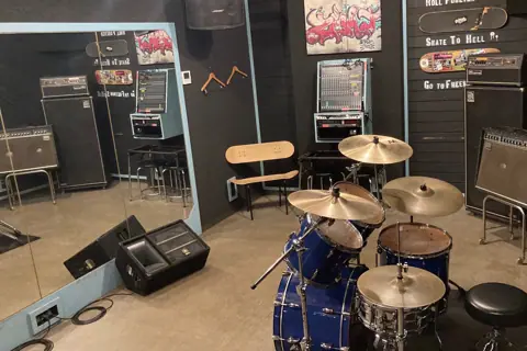 スタジオペンタ千葉 II：ドラムとアンプのあるスタジオ