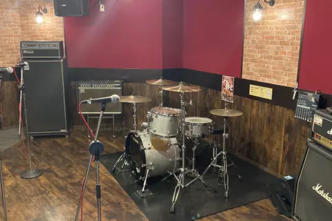 スタジオペンタ千葉 II：ドラムとアンプのあるスタジオ