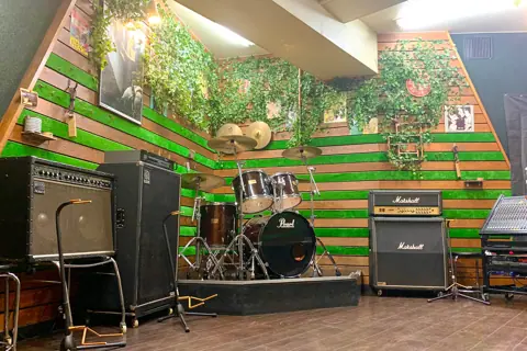 スタジオペンタ 池袋店(ドラムとアンプのあるスタジオ室内)