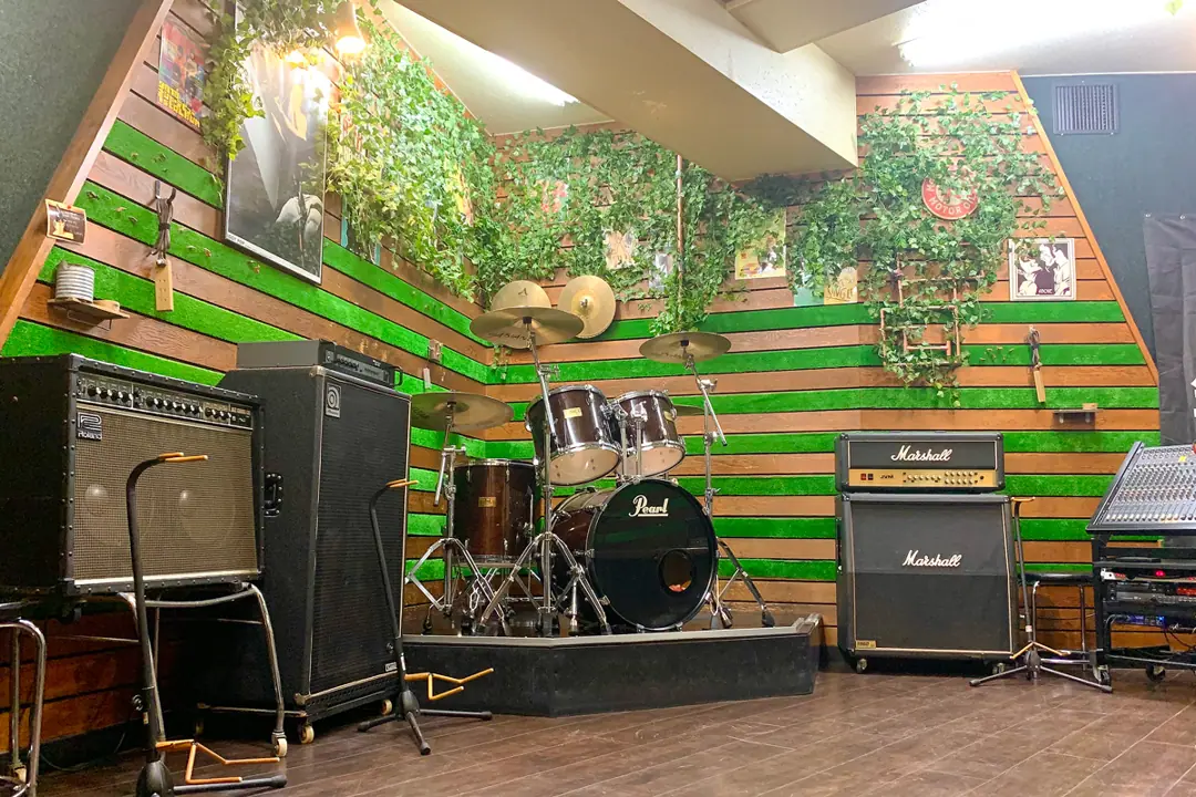 スタジオペンタ 池袋店（ドラムとアンプのあるスタジオ室内）