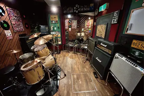 スタジオペンタ 大塚店(ドラムとアンプのあるスタジオ室内)