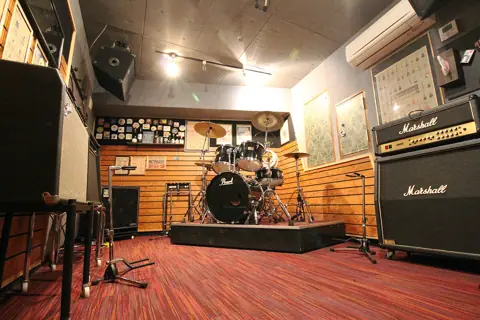 スタジオペンタ 渋谷シティサイドレコーディング：ドラムとアンプのある練習室
