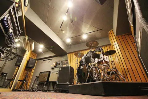 スタジオペンタ 渋谷シティサイド（ドラムとアンプのある練習室）