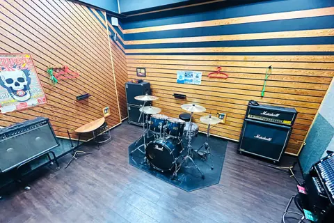 スタジオペンタ立川 II(ドラムとアンプのあるスタジオ室内)