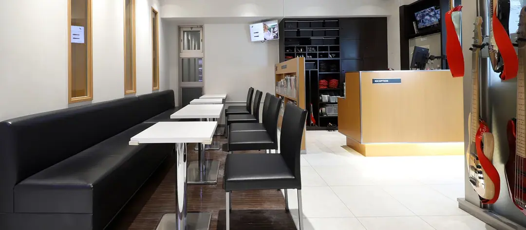 ピアノスタジオノア 銀座店(ロビーの待合席と受付)