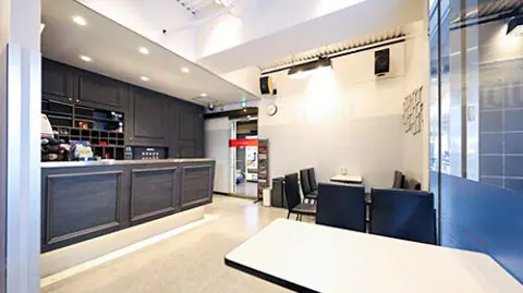 ピアノスタジオノア 駒沢店：受付カウンターとロビー