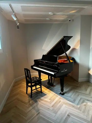ピアノスタジオ エラン：グランドピアノのある部屋