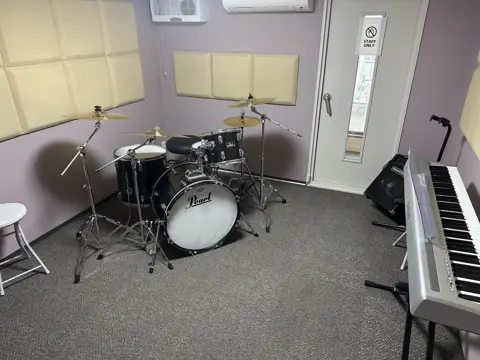 レンタル音楽スタジオ +MUSIC 京都河原町（ドラムとキーボードのある部屋）
