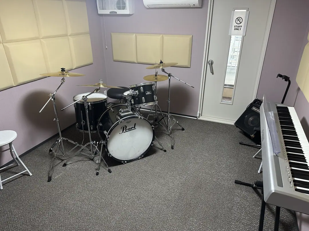 レンタル音楽スタジオ +MUSIC 京都河原町(ドラムとキーボードのある部屋)