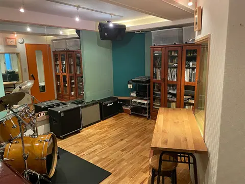 popcore studio（ポップコアスタジオ）：ドラムとアンプのある部屋