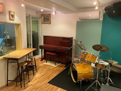 popcore studio（ポップコアスタジオ）：ドラムとアップライトピアノの部屋