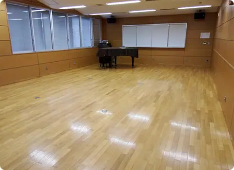 花島コミュニティセンター 音楽室：グランドピアノのある板張りの部屋