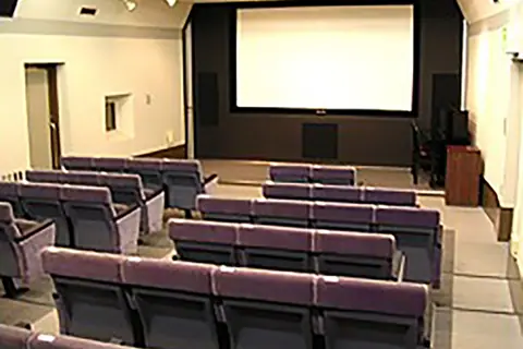大東市立文化情報センター DIC21 ホール（客席とスクリーンのある部屋）