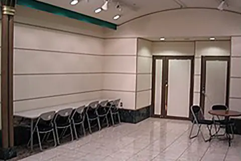 大東市立文化情報センター DIC21 ホール：椅子が並ぶスペース