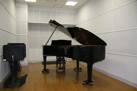 福井県立音楽堂 ハーモニーホールふくい 練習室（グランドピアノのある練習室）