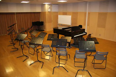 福井県立音楽堂 ハーモニーホールふくい 練習室：グランドピアノと譜面台のある広い練習室