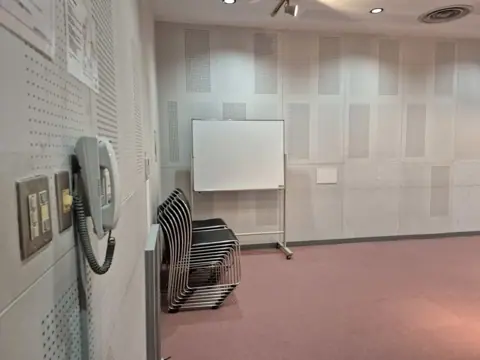 船橋市勤労市民センター 音楽室:ホワイトボードと椅子のある音楽室