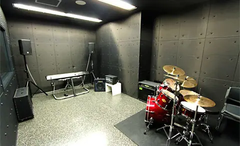 八戸ポータルミュージアム はっち 音のスタジオ：音のスタジオ　ドラム・キーボード・アンプ