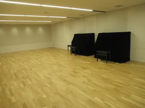八王子市芸術文化会館（いちょうホール） 練習室：アップライトピアノ2台のある練習室