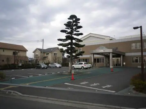 秦野市立北公民館 音楽室（公民館の建物正面と駐車場）