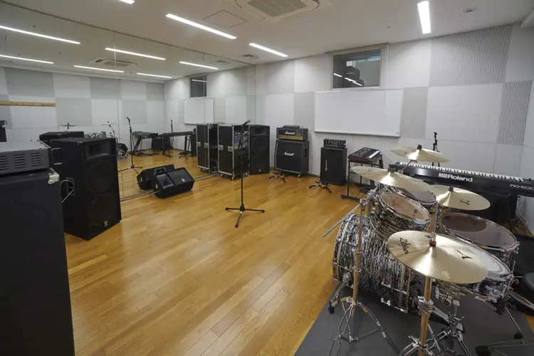 東大阪市文化創造館 音楽スタジオ(ドラムとアンプのある練習室)