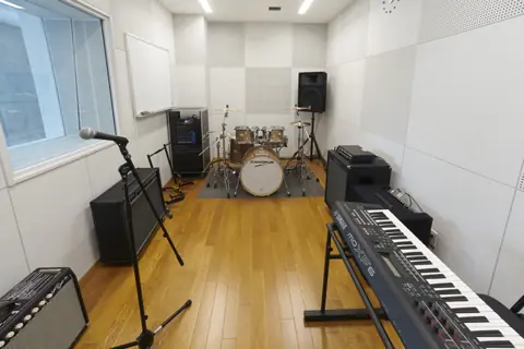 東大阪市文化創造館 音楽スタジオ：ドラム、キーボード、アンプのある練習室