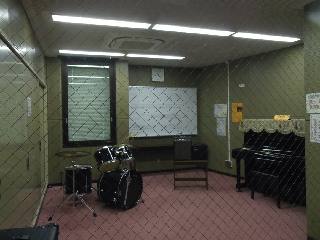 枚方市立枚方公園青少年センター 音楽室(第1音楽室のドラムセットとピアノ)