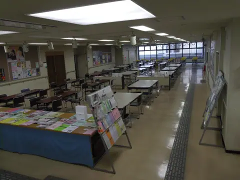 枚方市立枚方公園青少年センター 音楽室:ロビー