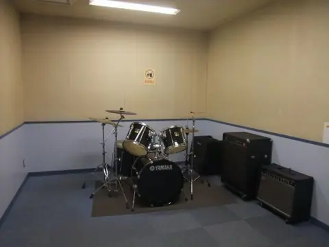 枚方市立南部生涯学習市民センター 音楽室・スタジオ:ドラムセットとアンプのある部屋