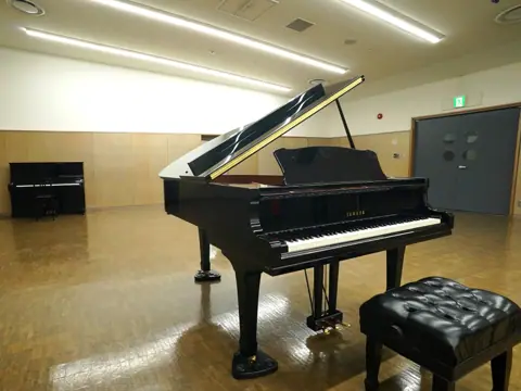 日立シビックセンター 音楽室・スタジオ（グランドピアノとアップライトピアノのある部屋）
