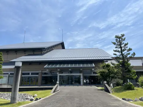 いかるがホール リハーサル室：建物の外観と入口