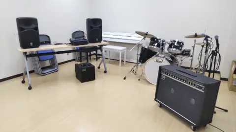 加古川市立野口公民館 音楽室：音楽室のドラムとアンプ