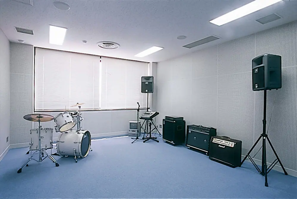 神埼市千代田文化会館「はんぎーホール」スタジオ(ドラム、アンプ、スピーカーのある部屋)