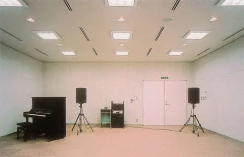 鹿島市生涯学習センター「エイブル」音楽スタジオ：アップライトピアノとスピーカーのある部屋