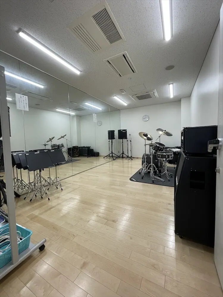 にこわ新小岩(新小岩地域活動センター) 音楽室(ドラム・アンプ・譜面台のある音楽室)