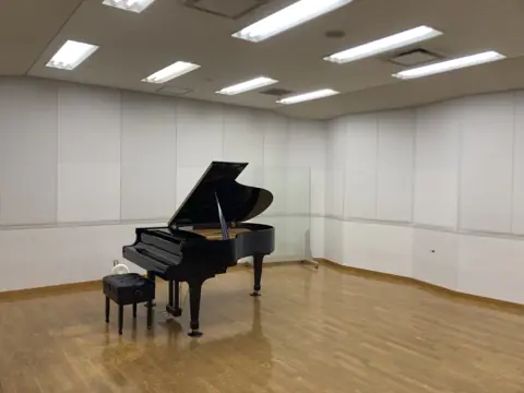 北九州市立大手町練習場：グランドピアノのある練習室