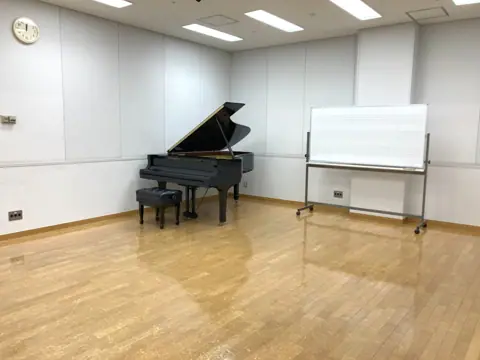 北九州市立大手町練習場：練習室のピアノとホワイトボード