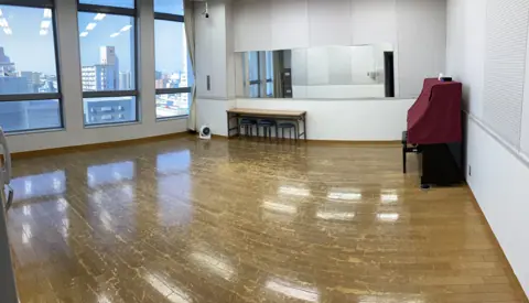 北九州市立大手町練習場：アップライトピアノのある練習室
