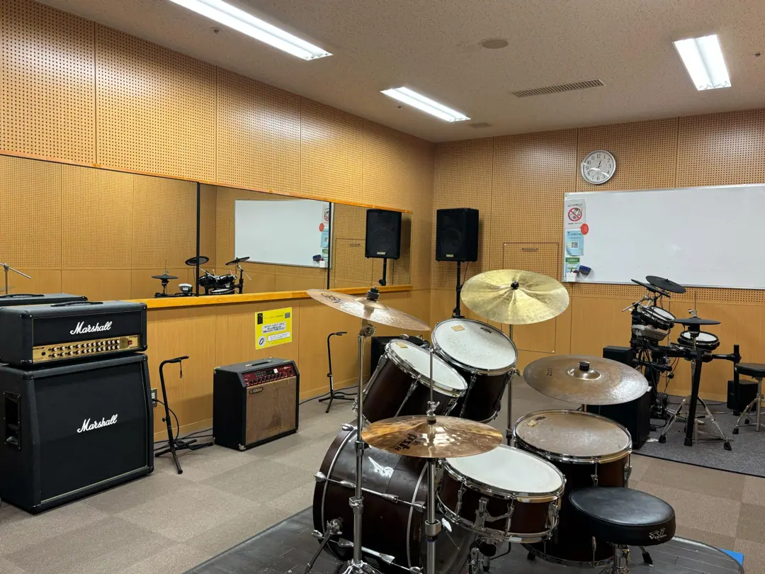 北九州市立ユースステーション スタジオ(スタジオのドラムとアンプ)