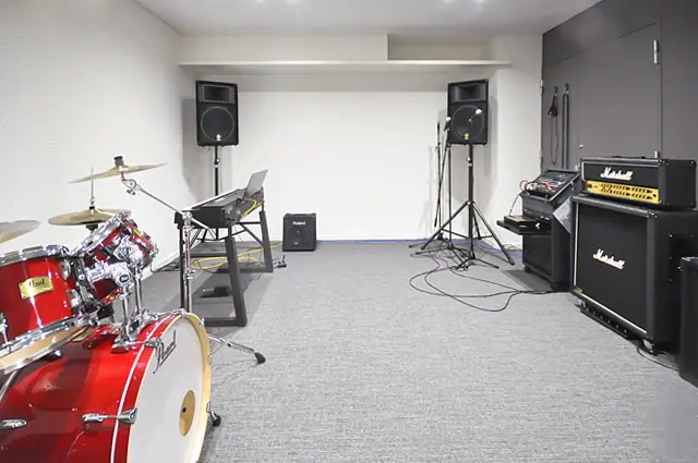 高知県立塩見記念青少年プラザ 音楽スタジオ(ドラム、アンプ、キーボードのあるスタジオ)