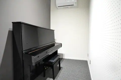 高知県立塩見記念青少年プラザ 音楽スタジオ：アップライトピアノのあるスタジオ