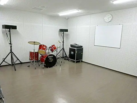森下文化センター 音楽スタジオ（ドラムセットとスピーカーのある練習室）
