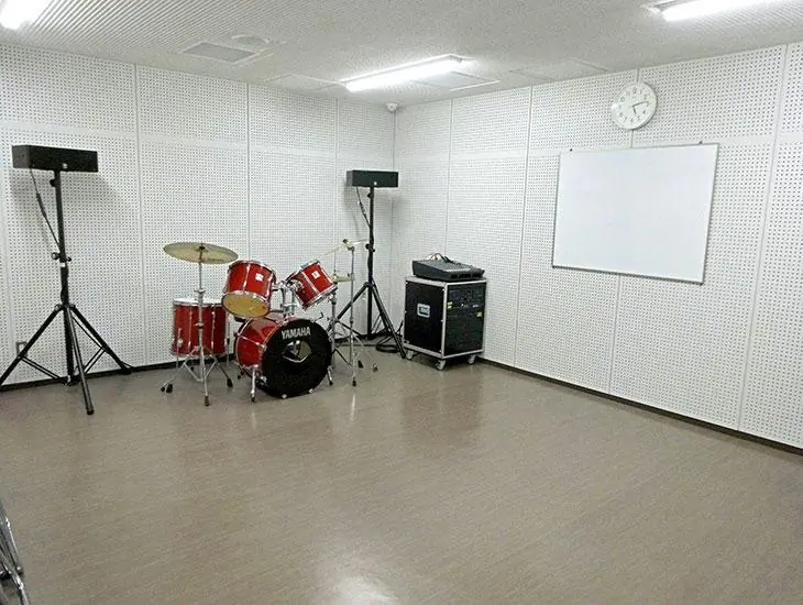 森下文化センター 音楽スタジオ(ドラムセットとスピーカーのある練習室)