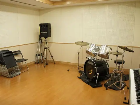 砂町文化センター 第1・第2音楽室：ドラムとキーボードのある練習室