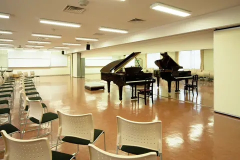京都堀川音楽高等学校 レッスン室（グランドピアノ2台のあるレッスン室）
